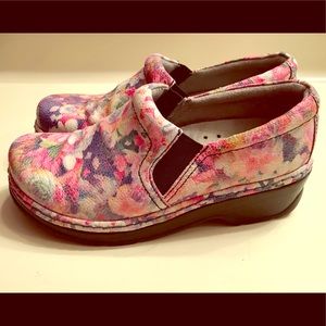 Klogs size 9 Naples mules in rose garden